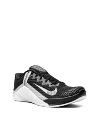 Chaussures de sport noires et blanches Nike