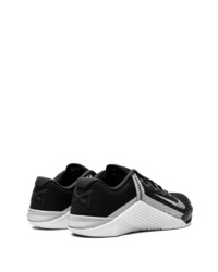 Chaussures de sport noires et blanches Nike