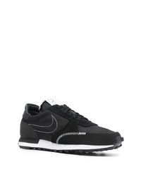 Chaussures de sport noires et blanches Nike