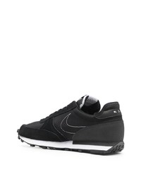 Chaussures de sport noires et blanches Nike