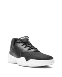 Chaussures de sport noires et blanches Jordan