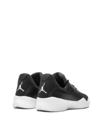 Chaussures de sport noires et blanches Jordan