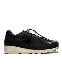 Chaussures de sport noires et blanches Nike