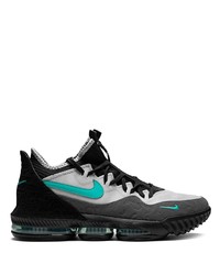 Chaussures de sport noires et blanches Nike