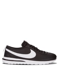 Chaussures de sport noires et blanches Nike