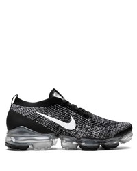 Chaussures de sport noires et blanches Nike