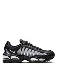 Chaussures de sport noires et blanches Nike