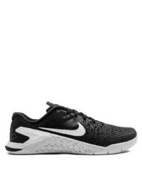 Chaussures de sport noires et blanches Nike