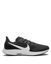 Chaussures de sport noires et blanches Nike