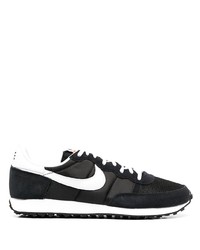 Chaussures de sport noires et blanches Nike