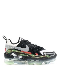 Chaussures de sport noires et blanches Nike