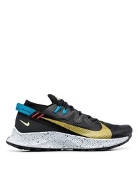 Chaussures de sport noires et blanches Nike