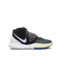 Chaussures de sport noires et blanches Nike