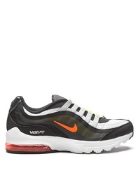 Chaussures de sport noires et blanches Nike