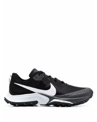 Chaussures de sport noires et blanches Nike