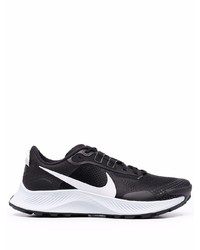 Chaussures de sport noires et blanches Nike