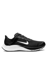 Chaussures de sport noires et blanches Nike