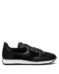 Chaussures de sport noires et blanches Nike