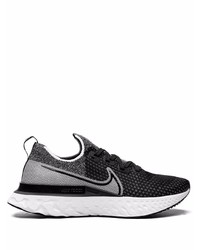 Chaussures de sport noires et blanches Nike