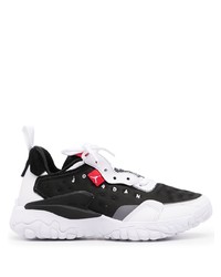 Chaussures de sport noires et blanches Nike