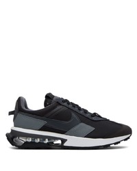 Chaussures de sport noires et blanches Nike