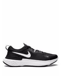 Chaussures de sport noires et blanches Nike