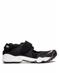 Chaussures de sport noires et blanches Nike