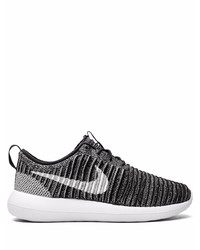 Chaussures de sport noires et blanches Nike