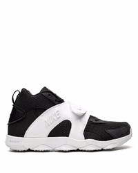 Chaussures de sport noires et blanches Nike