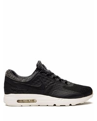 Chaussures de sport noires et blanches Nike