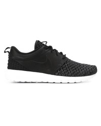 Chaussures de sport noires et blanches Nike