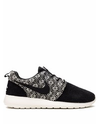 Chaussures de sport noires et blanches Nike