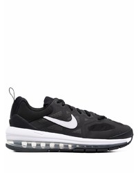 Chaussures de sport noires et blanches Nike