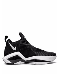 Chaussures de sport noires et blanches Nike