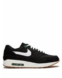 Chaussures de sport noires et blanches Nike