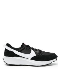 Chaussures de sport noires et blanches Nike