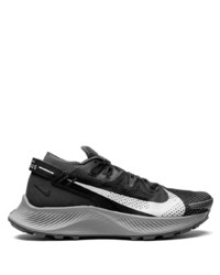 Chaussures de sport noires et blanches Nike