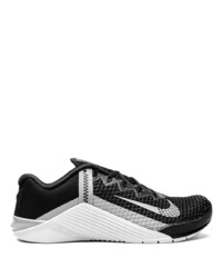 Chaussures de sport noires et blanches Nike