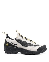 Chaussures de sport noires et blanches Nike