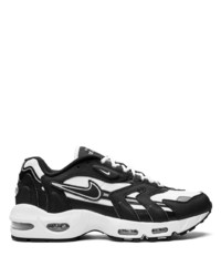 Chaussures de sport noires et blanches Nike