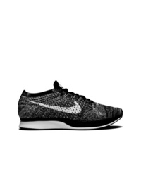 Chaussures de sport noires et blanches Nike