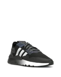 Chaussures de sport noires et blanches adidas