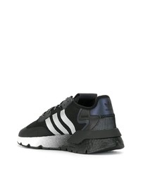 Chaussures de sport noires et blanches adidas