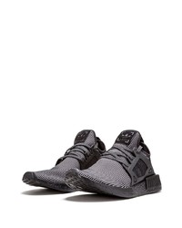 Chaussures de sport noires et blanches adidas