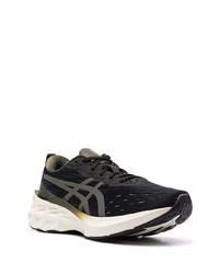 Chaussures de sport noires et blanches Asics