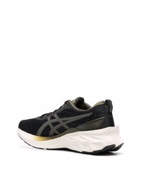 Chaussures de sport noires et blanches Asics