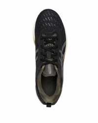 Chaussures de sport noires et blanches Asics