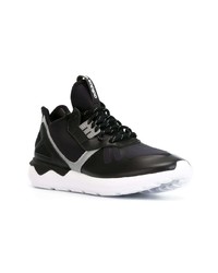 Chaussures de sport noires et blanches adidas