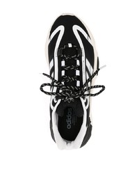 Chaussures de sport noires et blanches adidas