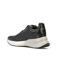 Chaussures de sport noires et blanches Alexander McQueen